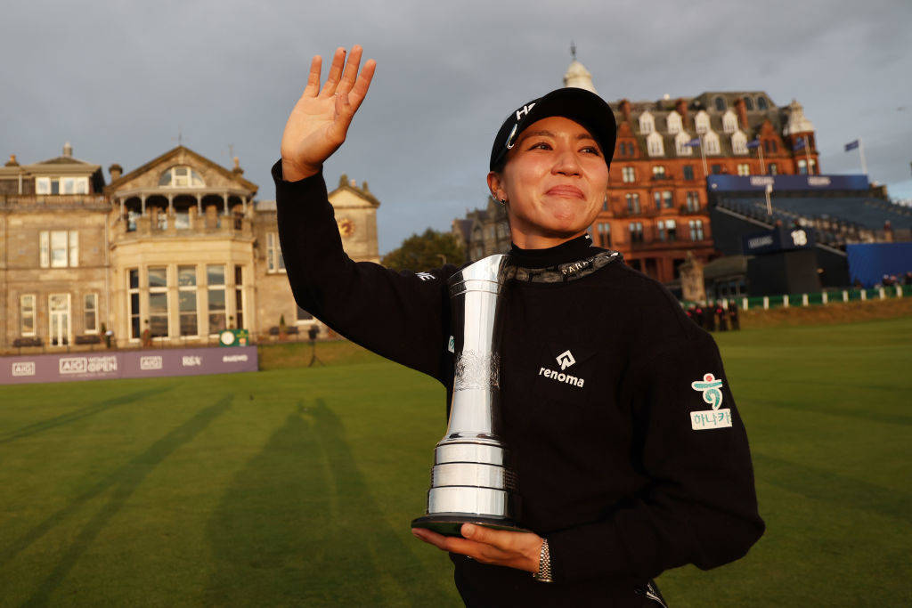 Champion, Lydia Ko of New Zealand celebrates with the AIG Women